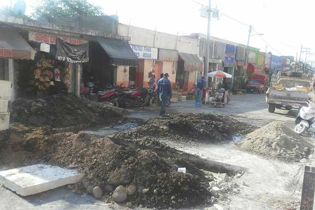 Reparación de drenaje colapsado ocasiona cierre de calles en Izúcar