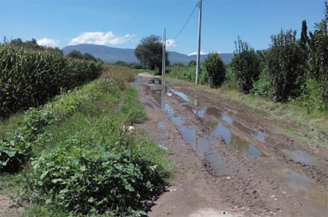 Deficiencias en obras en Tlacotepec contaminan campos y dañan caminos