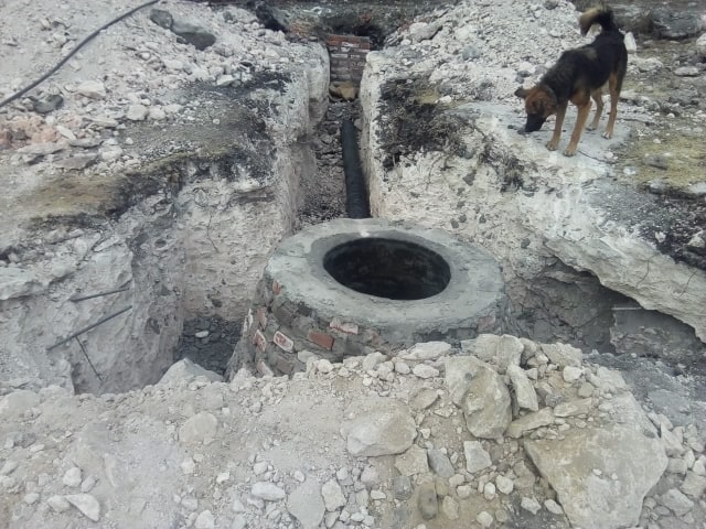 Director de obras en Izúcar beneficia a su familia con instalación de drenaje
