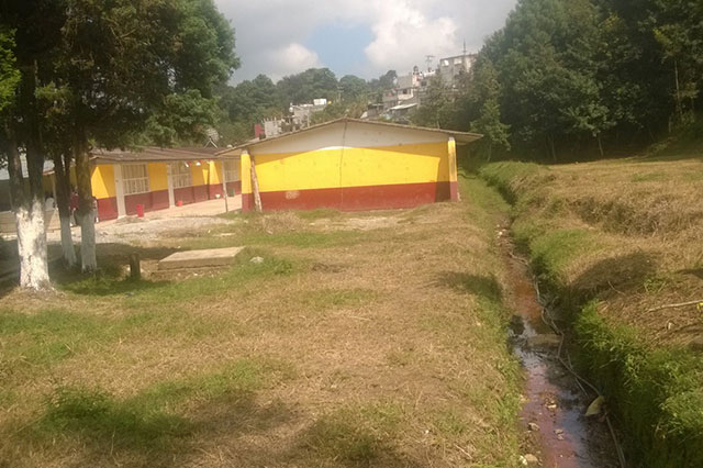 Drenaje contamina escuela primaria en Huauchinango