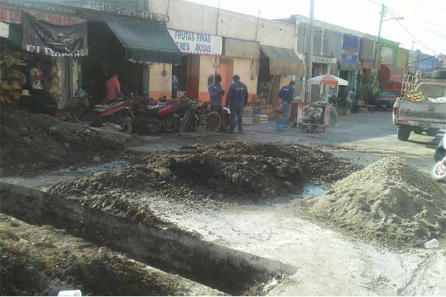 Reparación de drenaje colapsado ocasiona cierre de calles en Izúcar