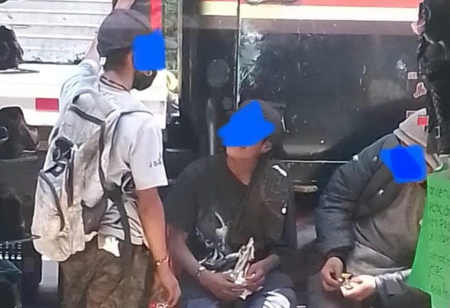 Denuncian que en pleno tianguis de Atlixco un grupo de jóvenes se droga