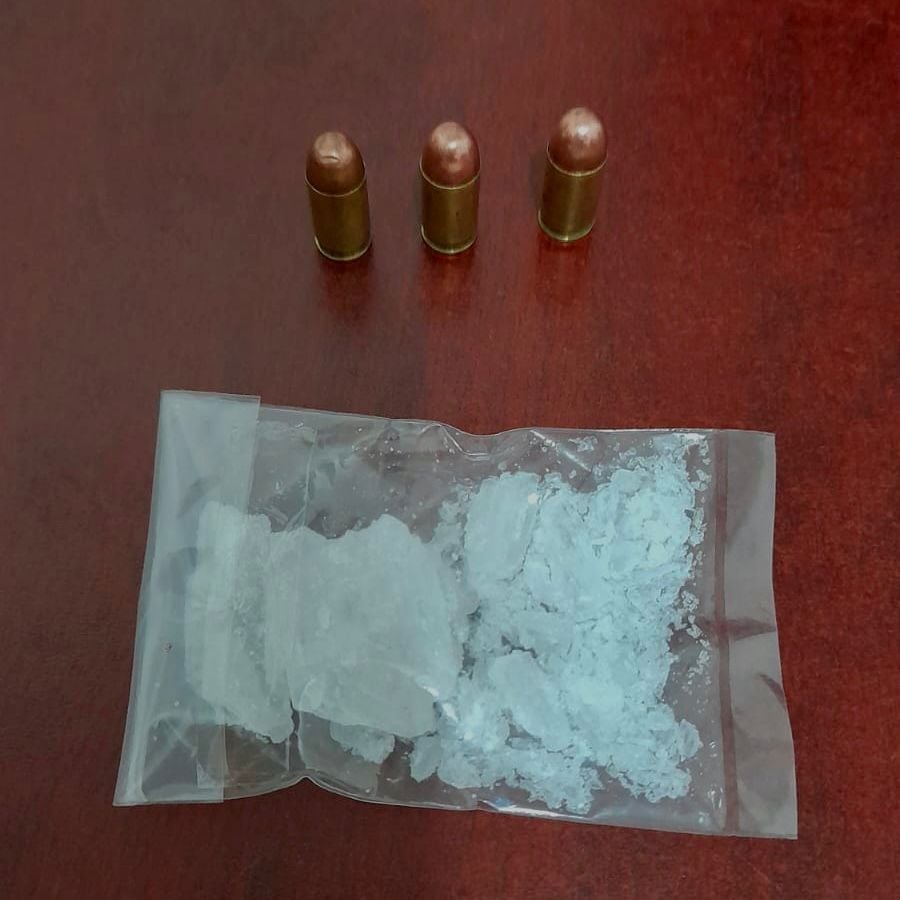 Caen dos sujetos en Tehuacán con droga y cartuchos útiles 