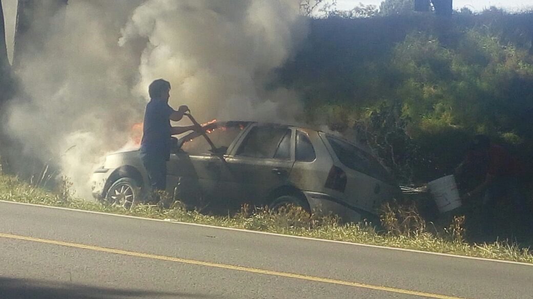 Fuego acaba con auto en la carretera Acuaco-Huehuetla