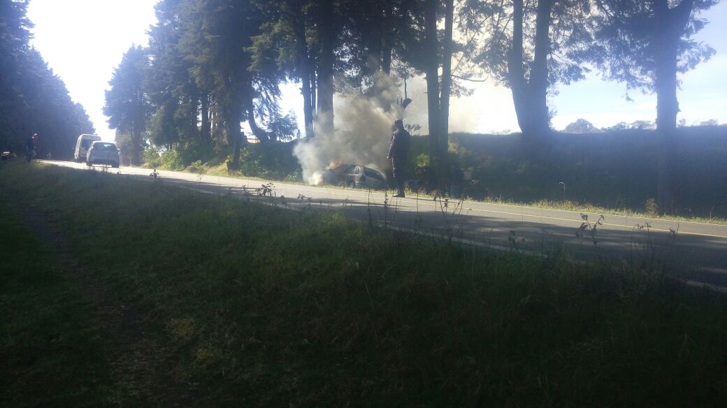 Fuego acaba con auto en la carretera Acuaco-Huehuetla
