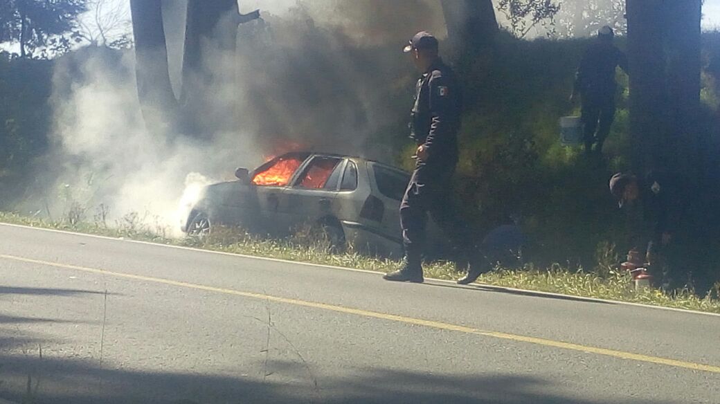 Fuego acaba con auto en la carretera Acuaco-Huehuetla