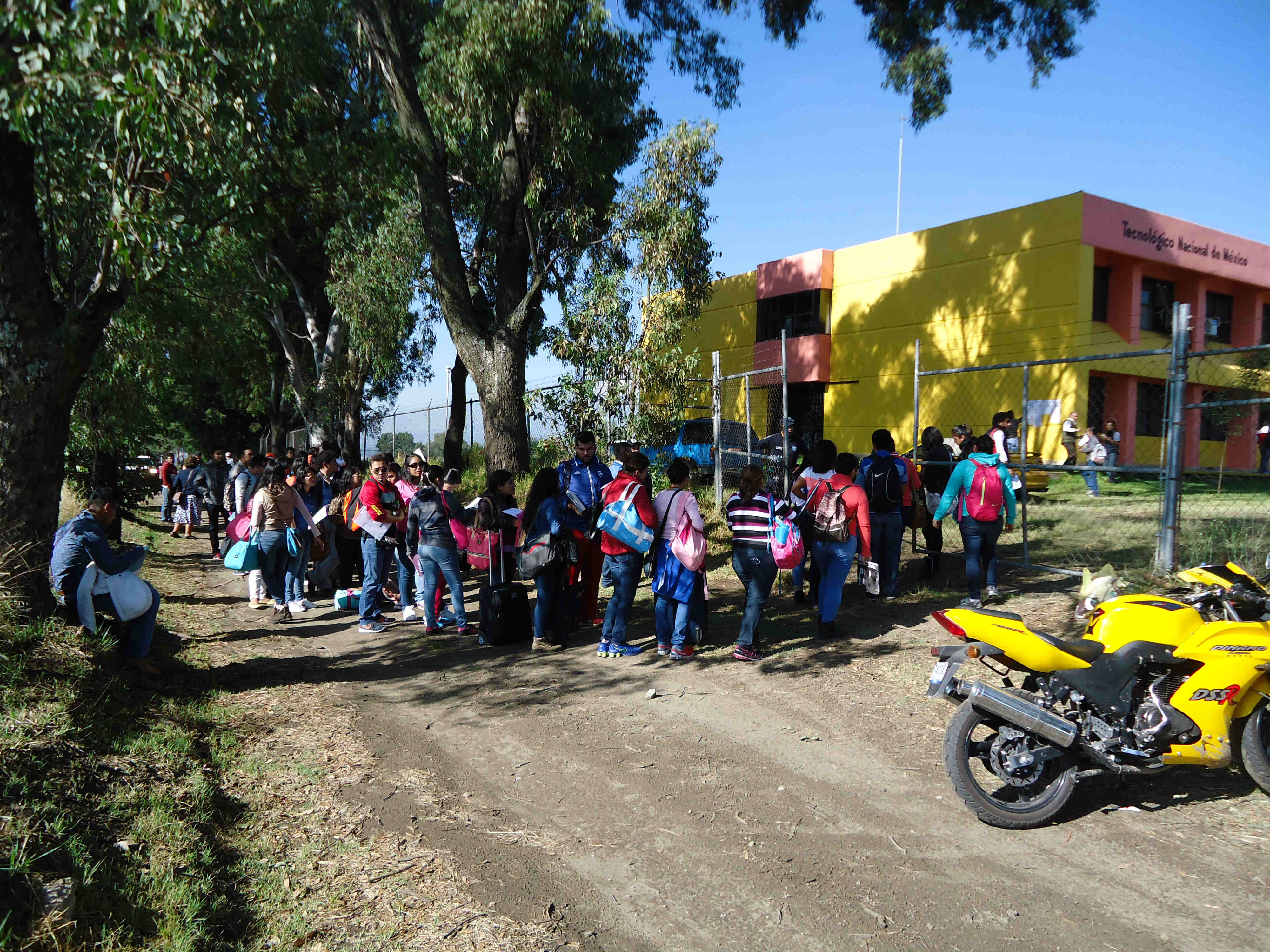 Protestan maestros chiapanecos por evaluación en Texmelucan