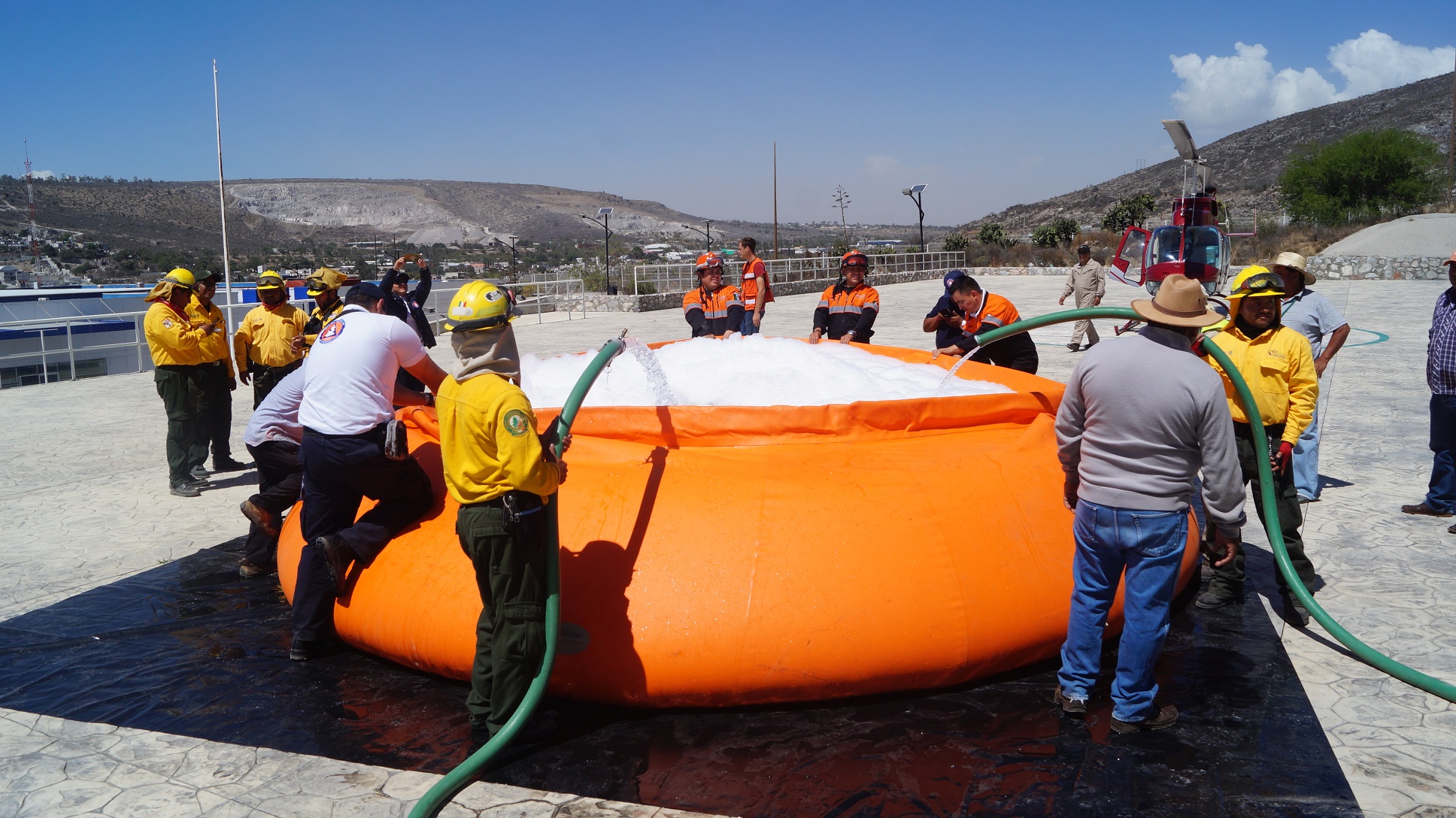 Con agua de albercas, sofocan incendio en Tecamachalco
