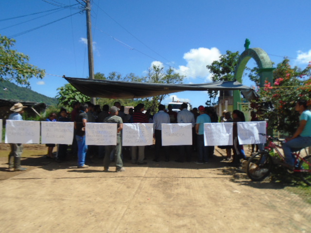 Levantan plantón en acceso a casas para damnificados de Huauchinango