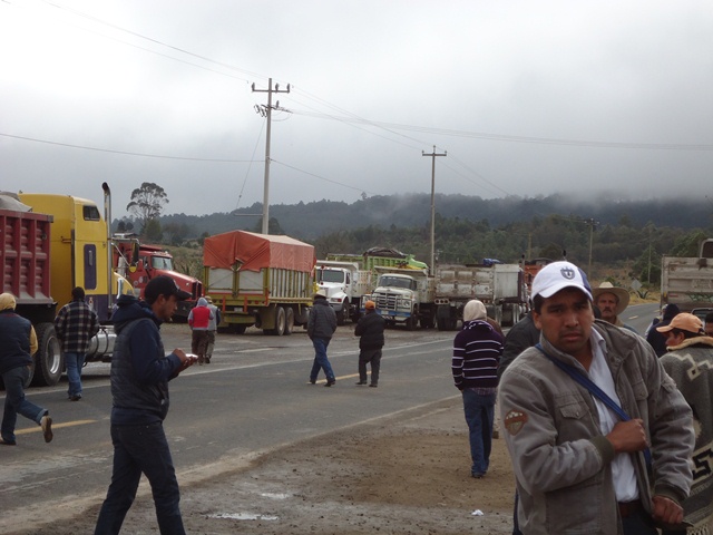 Mineros de Zacatlán realizan caravana a la ciudad de Puebla 