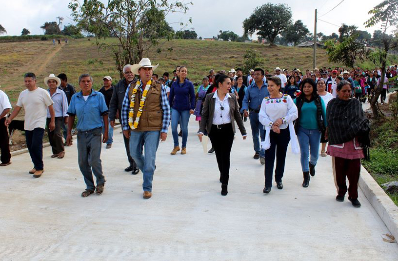 Inaugura Lobato pavimentación de calle Xalacapan-Xilita