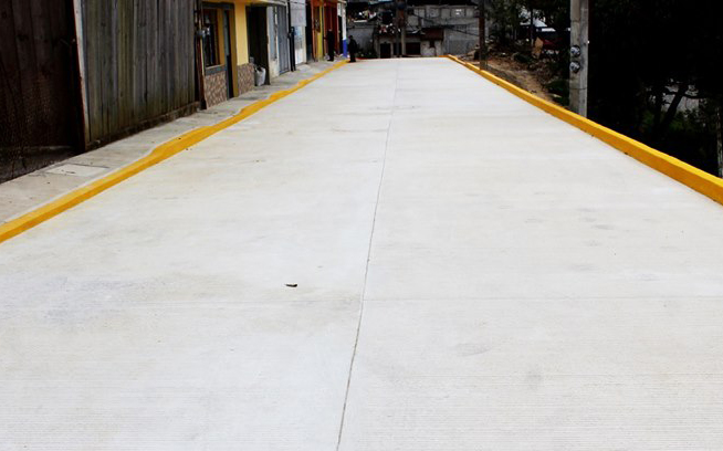 Inaugura Guillermo Lobato pavimentación en Zacapoaxtla 