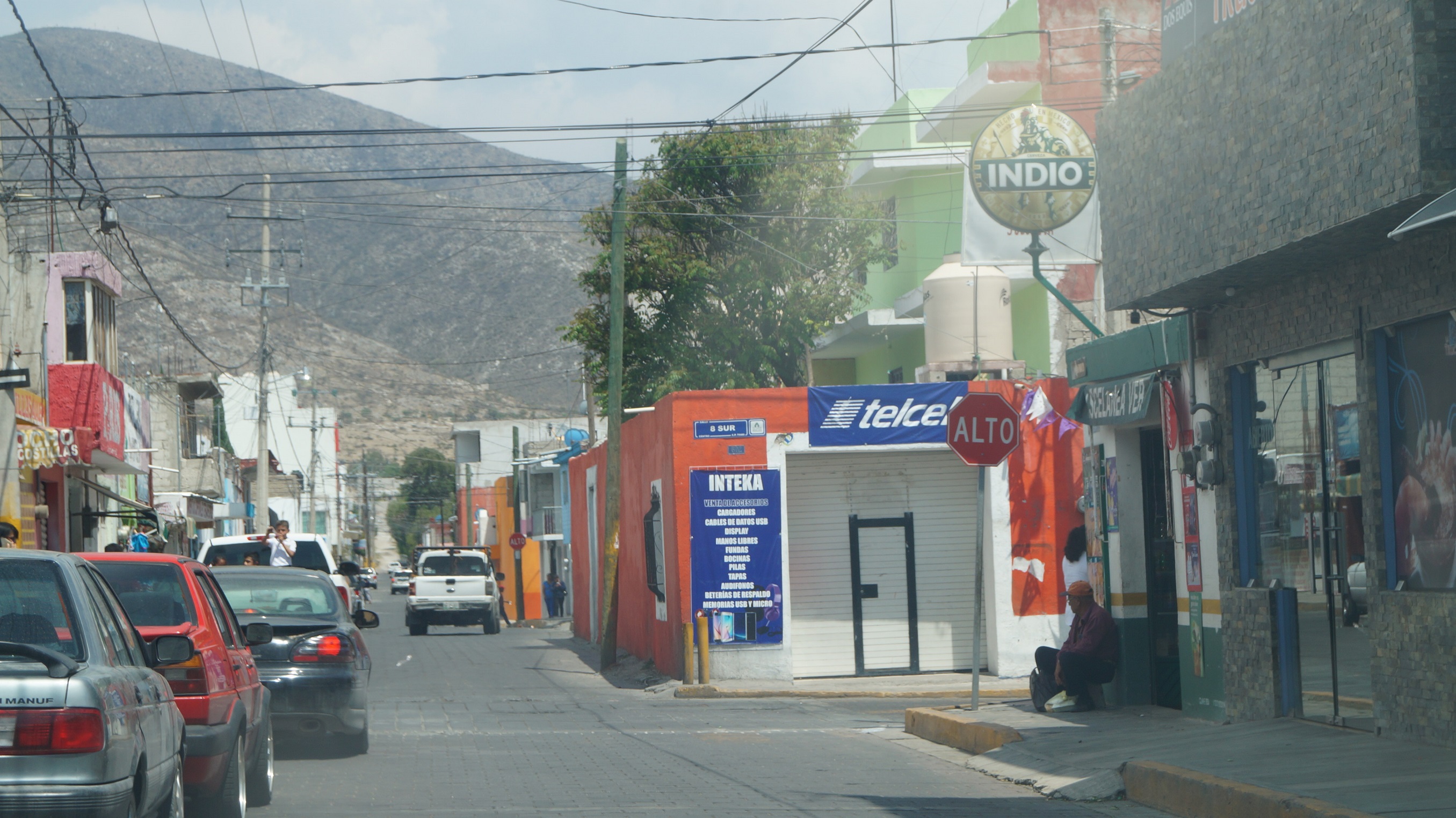 Roban miles de pesos en celulares a negocio en Tecamachalco