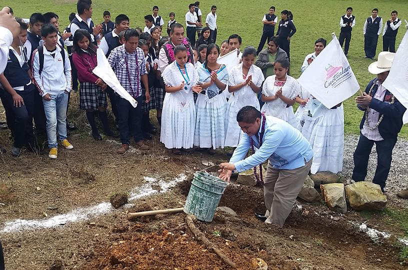 Encabeza edil de Cuetzalan construcción de desayunador en Zacatipan