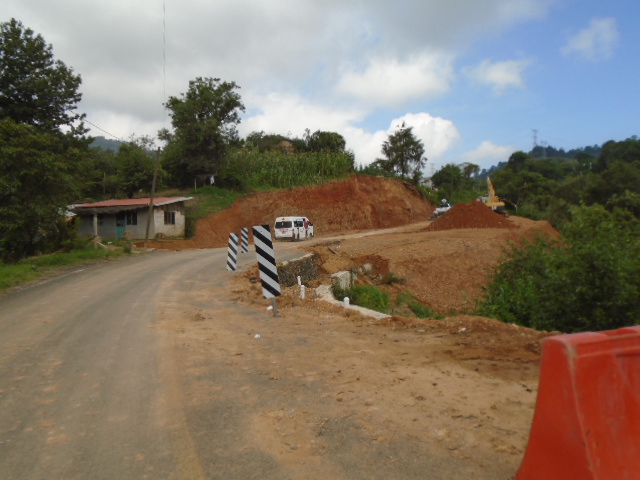 Reparación de carretera daña casa de octogenaria en Huauchinango