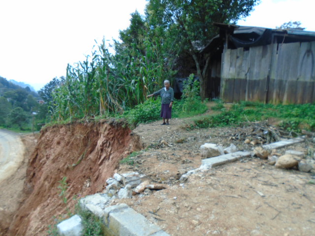 Reparación de carretera daña casa de octogenaria en Huauchinango