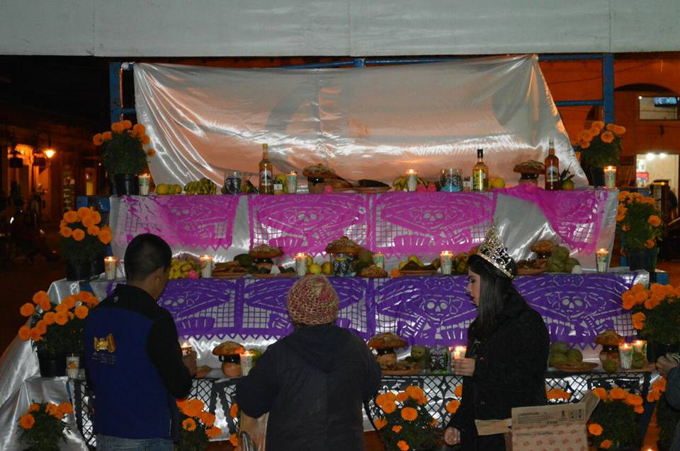 Miles acuden a Festival de Muertos en Tlatlauquitepec