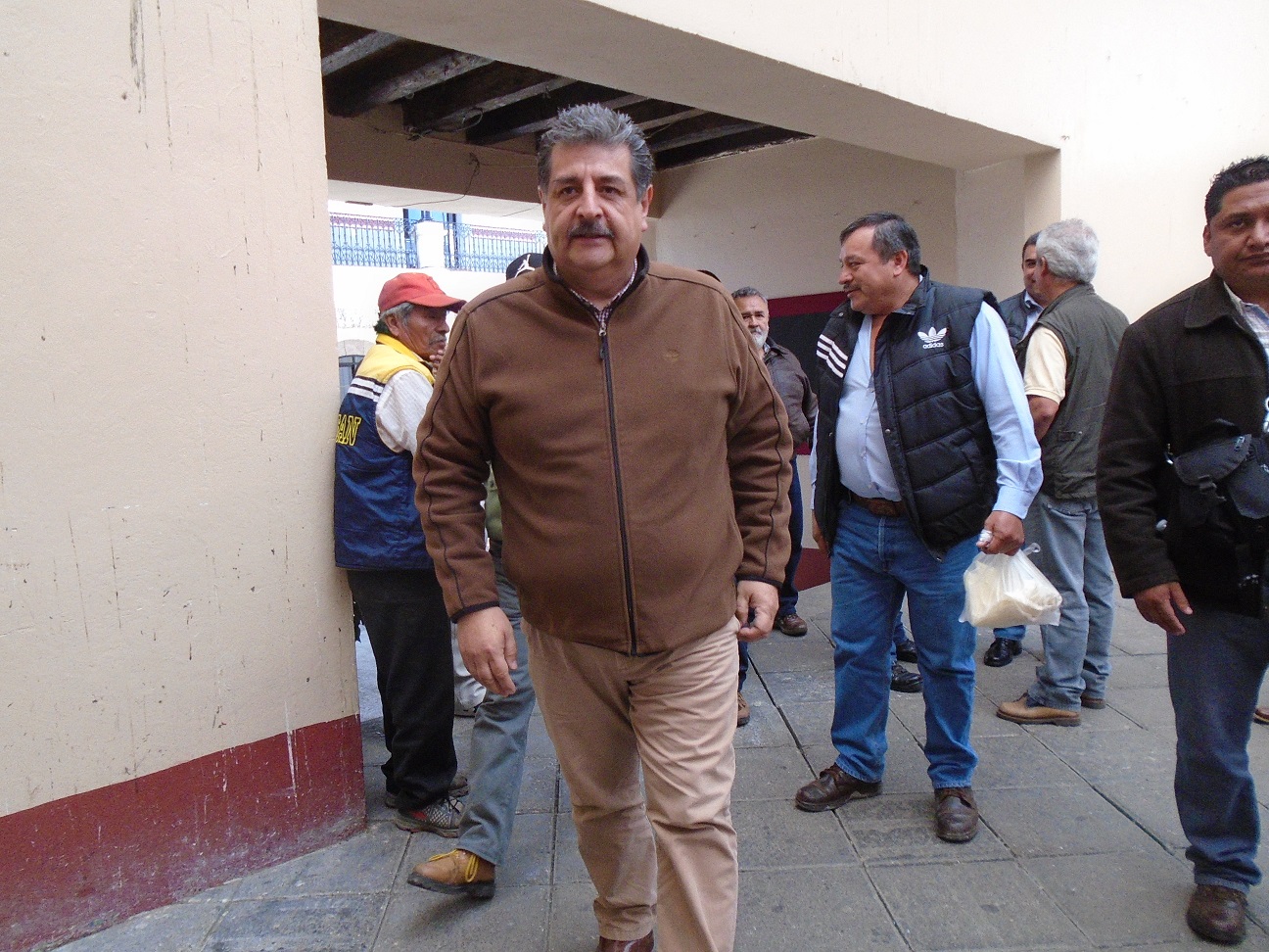 Vargas se niega a entregar palacio municipal, acusa nuevo edil de Huauchinango