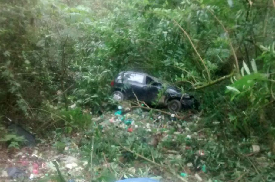 Sobrevive tras caer en su coche a barranca de 70 metros