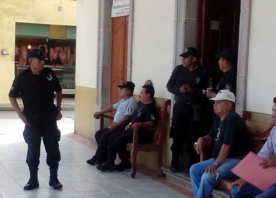 Por segundo día paran labores 36 policías de Hueytamalco
