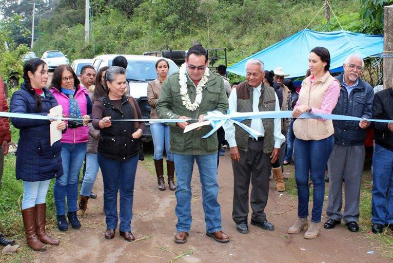 Guillermo Lobato inaugura drenaje en colonia de Zacapoaxtla