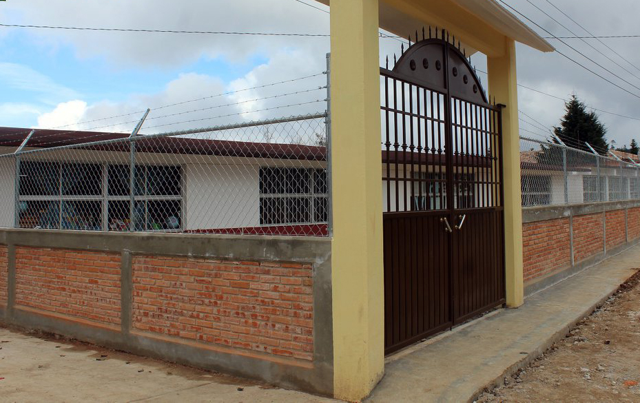 Inauguran cercado en escuela primaria de Zacapoaxtla