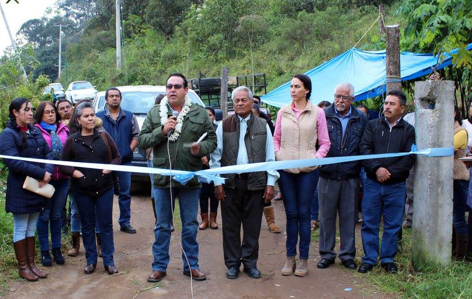 Guillermo Lobato inaugura drenaje en colonia de Zacapoaxtla