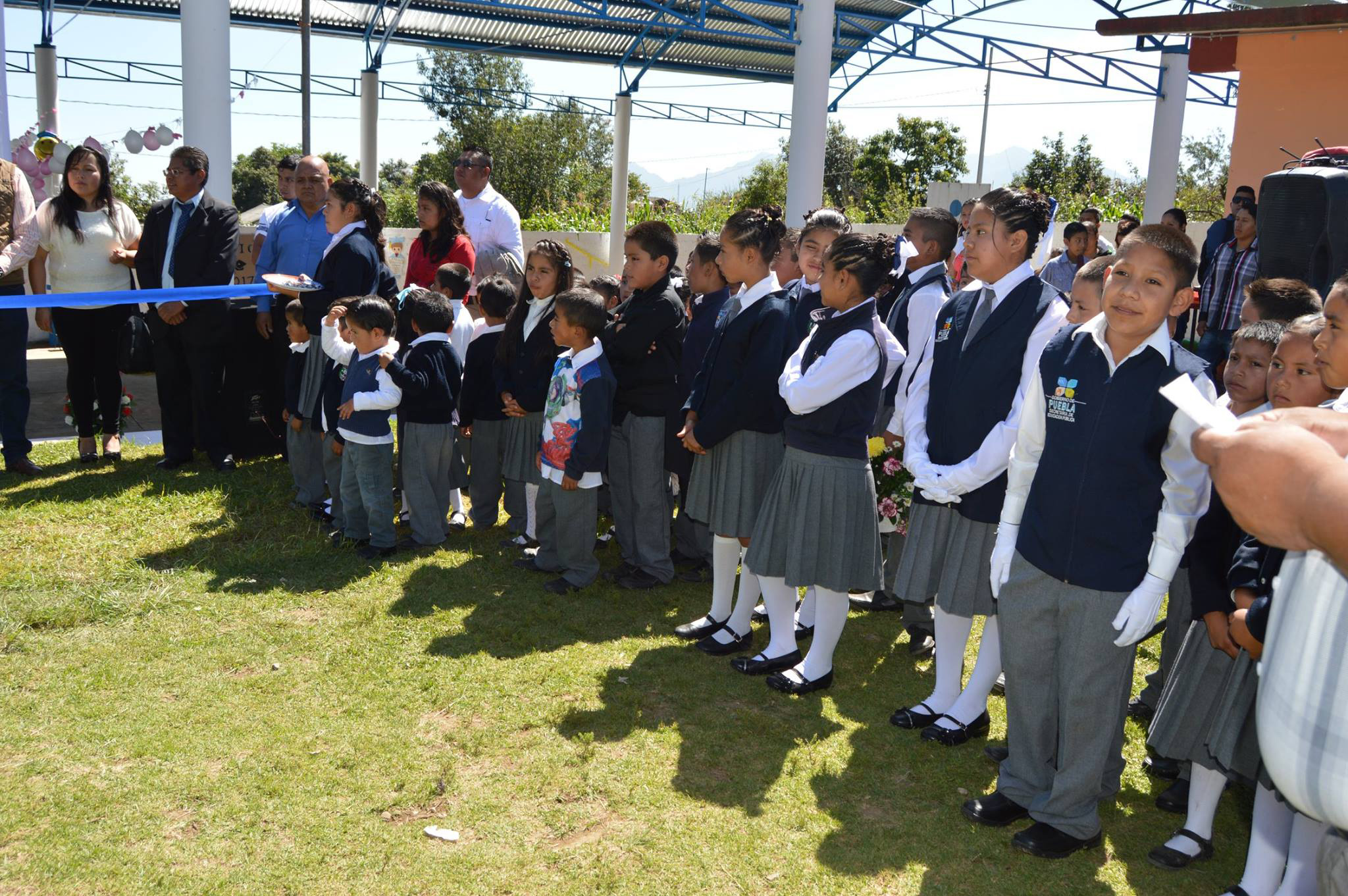 Ángel Guerrero entrega techumbre a escuela en Tlatlauquitepec 