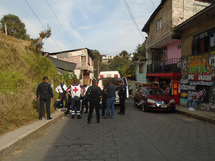 Se vuelca auto este sábado en calles de Huauchinango