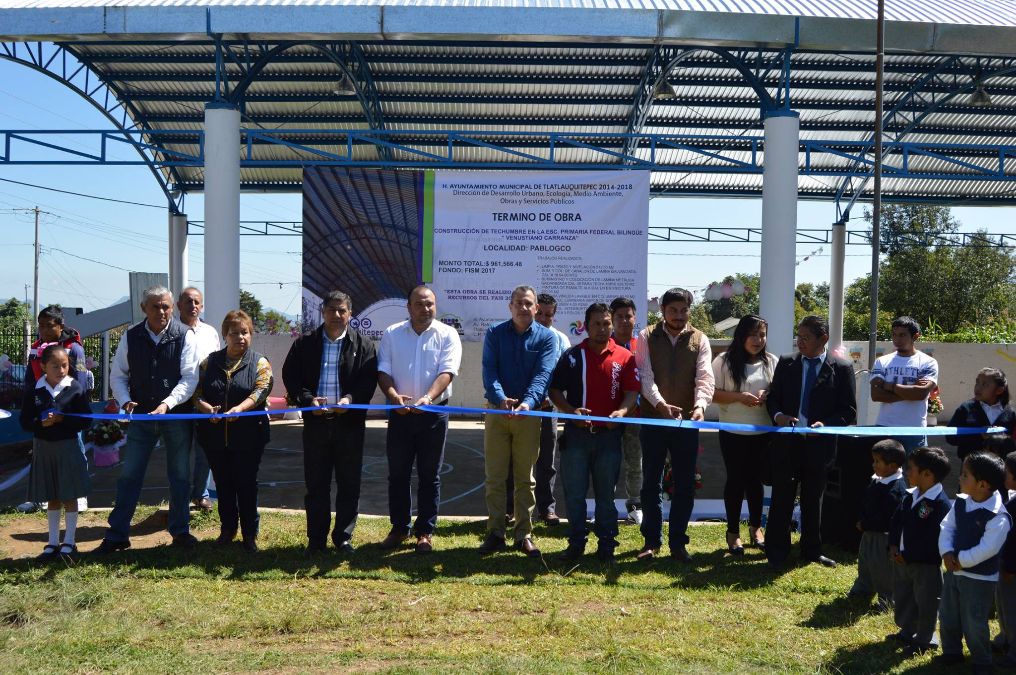 Ángel Guerrero entrega techumbre a escuela en Tlatlauquitepec 