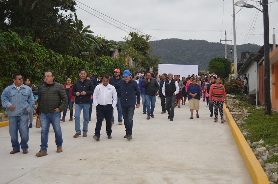 Presidente de Tlatlauquitepec inaugura calles en Mazatepec