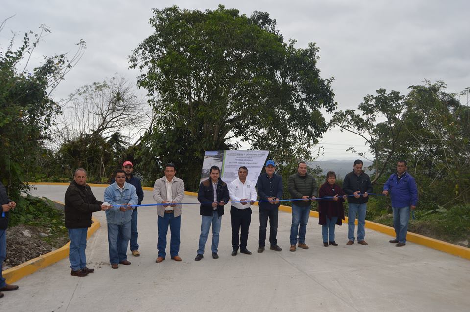 Presidente de Tlatlauquitepec inaugura calles en Mazatepec