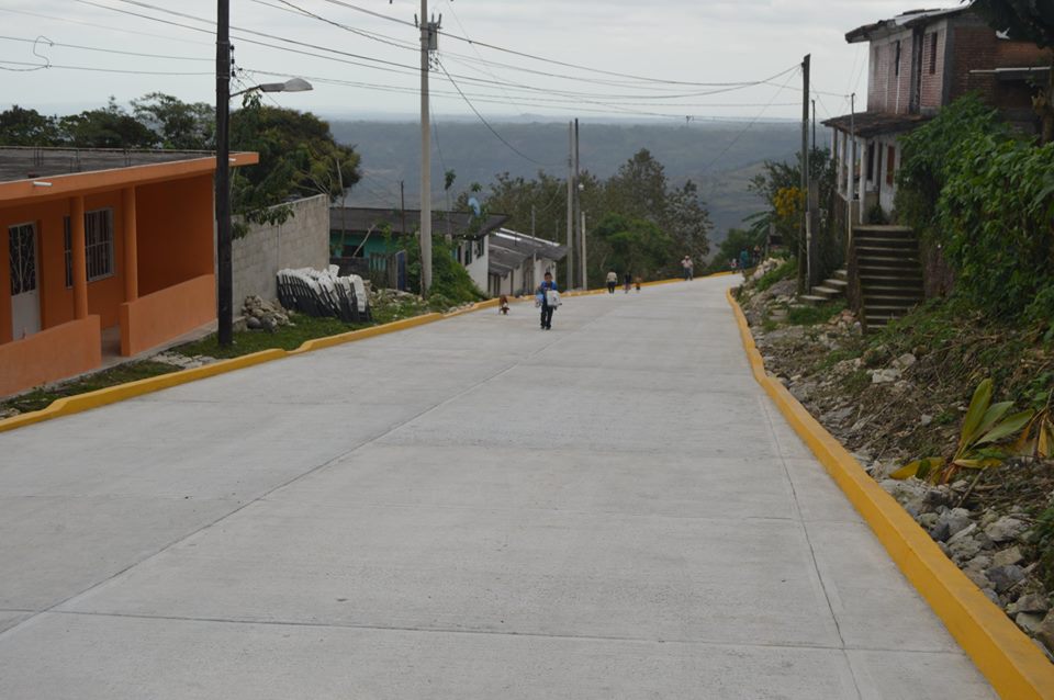 Presidente de Tlatlauquitepec inaugura calles en Mazatepec
