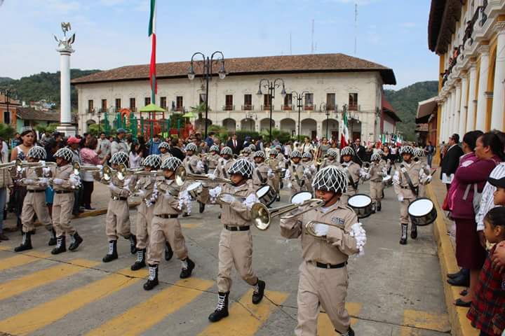 Participan más de 8 mil alumnos en desfile del 5 de Mayo en Zacapoaxtla