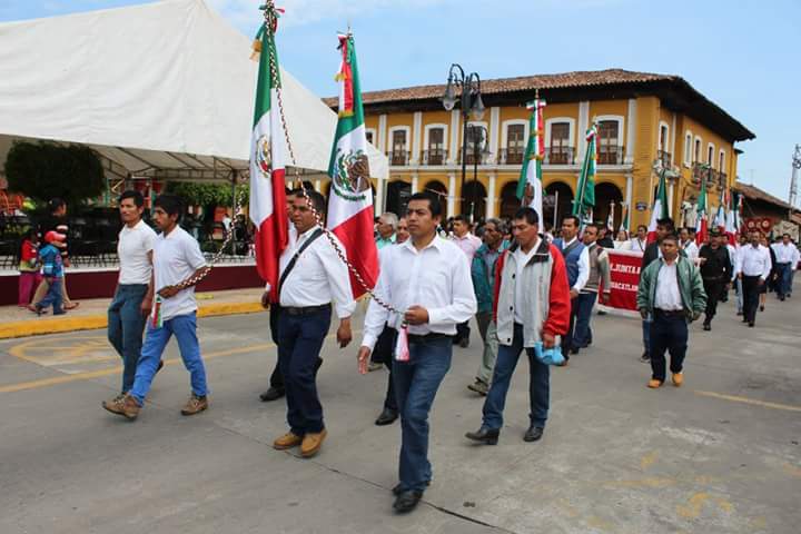 Participan más de 8 mil alumnos en desfile del 5 de Mayo en Zacapoaxtla