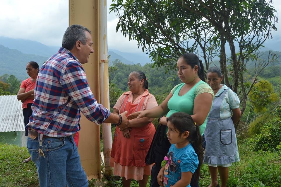 Inaugura alcalde baños para Tepetzintla, en Tlatlauquitepec