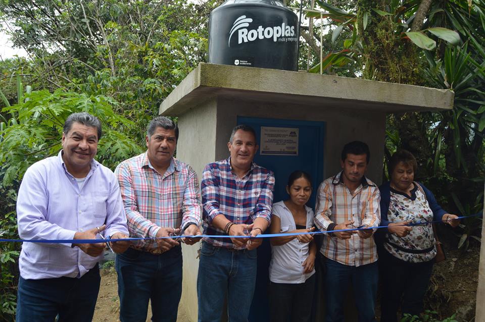 Inaugura alcalde baños para Tepetzintla, en Tlatlauquitepec