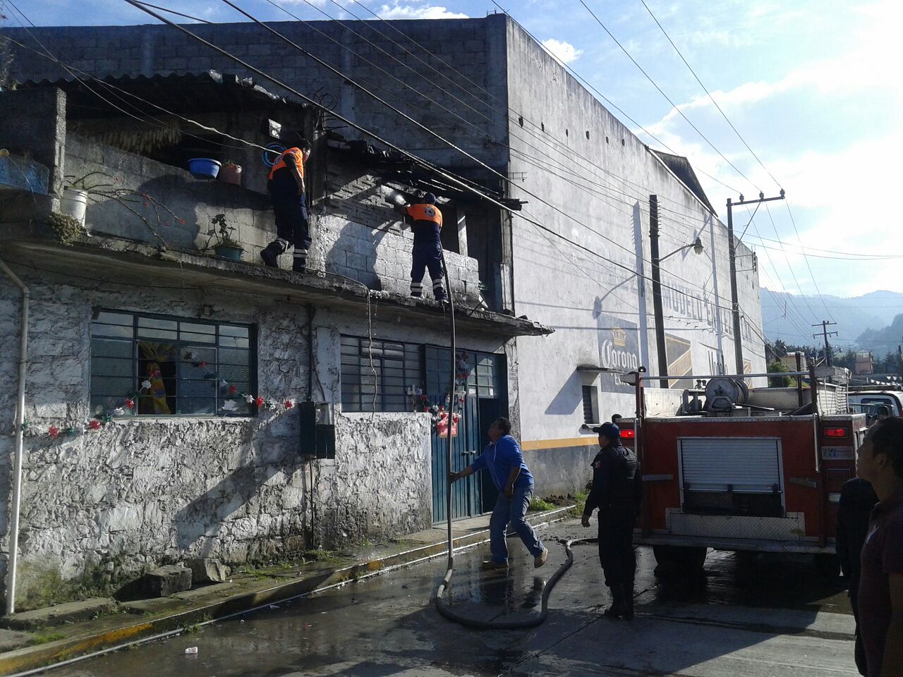 Cohetón provoca incendio en casa de Teziutlán