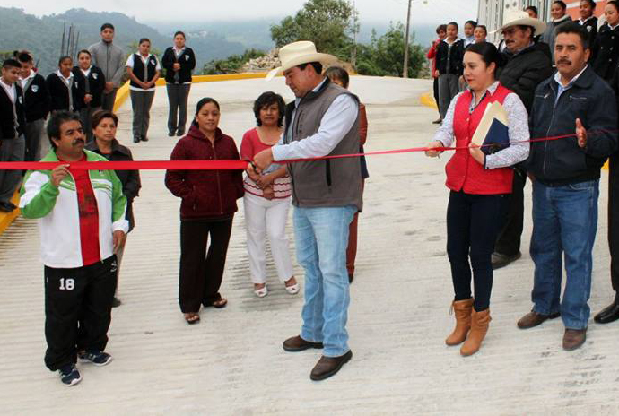 Inaugura Guillermo Lobato pavimentación en Zacapoaxtla 