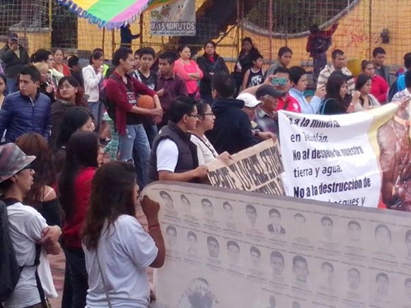 En caravana arriban normalistas de Ayotzinapa a Teziutlán