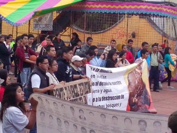 En caravana arriban normalistas de Ayotzinapa a Teziutlán