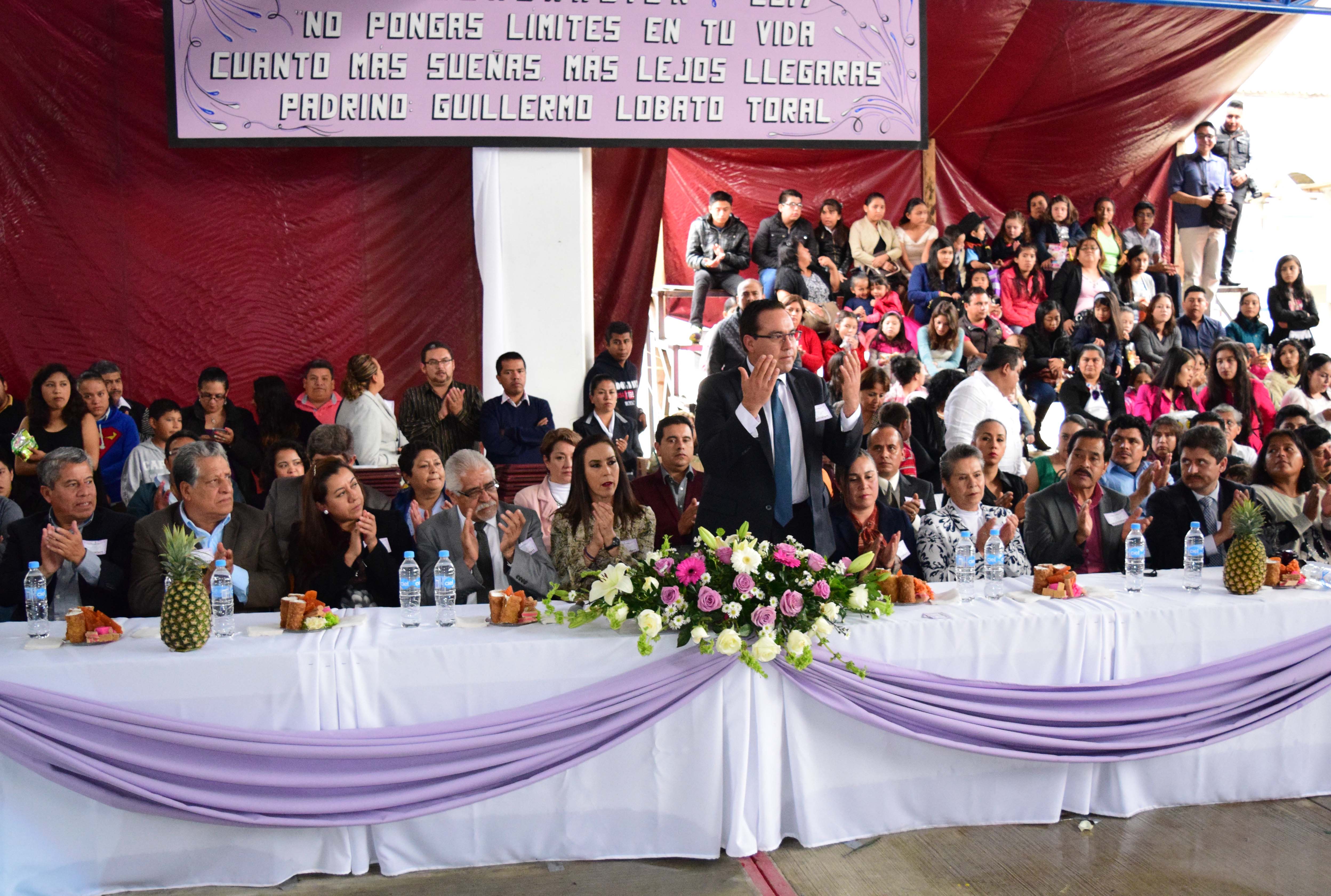 Apadrina Guillermo Lobato a egresados de primaria en Zacapoaxtla