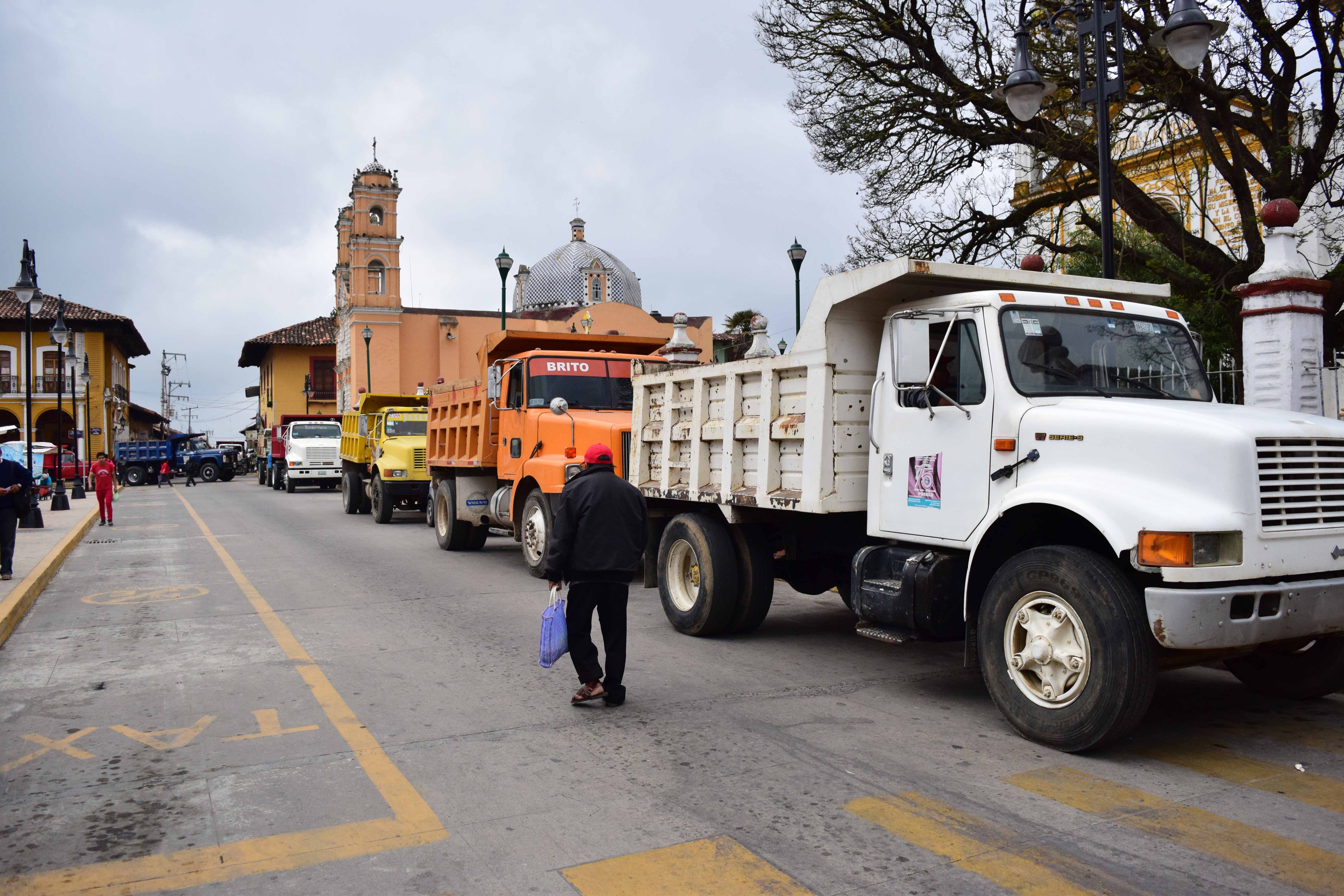 Transportistas cierran calles en Zacapoaxtla para exigir obras