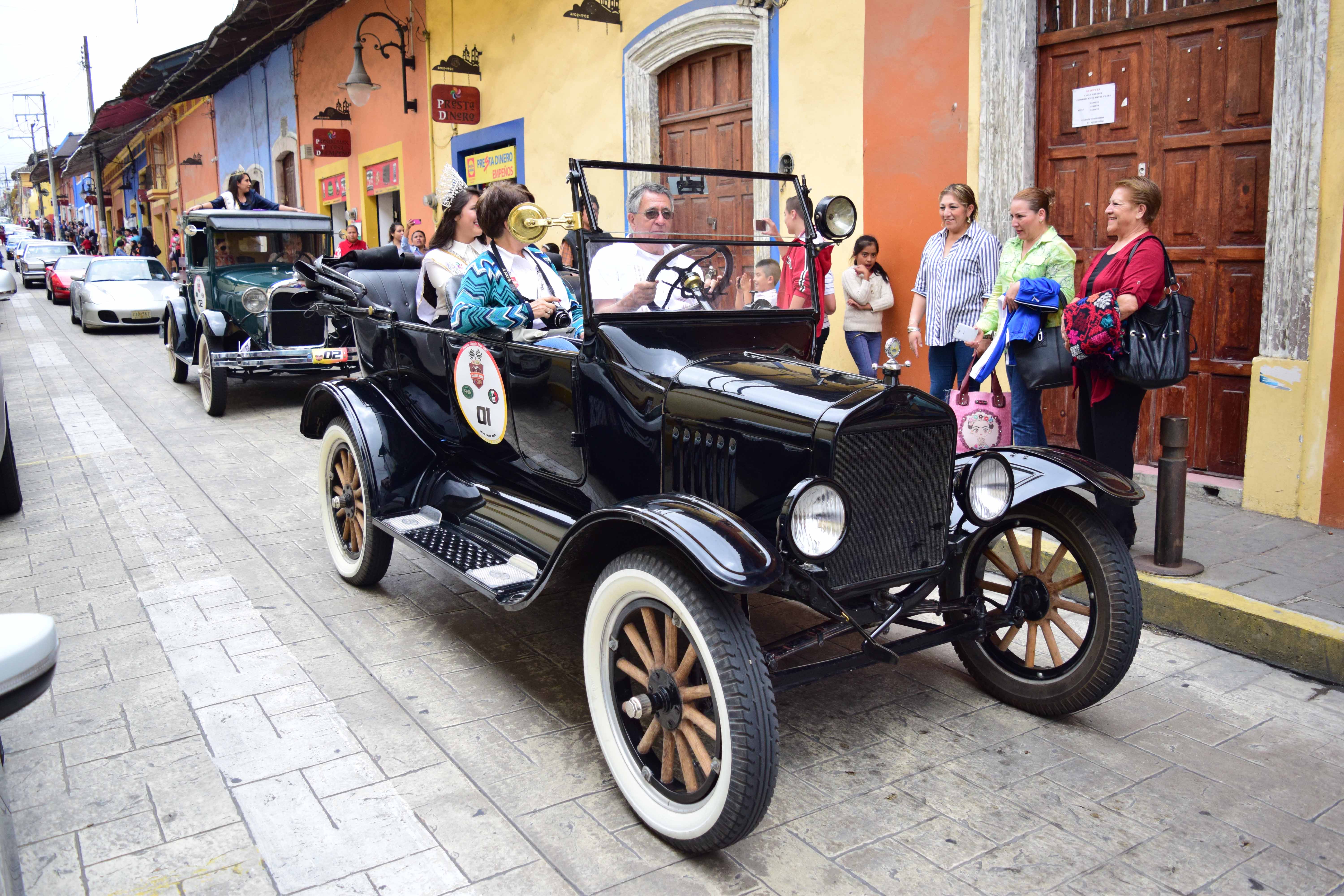 Decenas de autos antiguos son exhibidos en Tlatlauquitepec