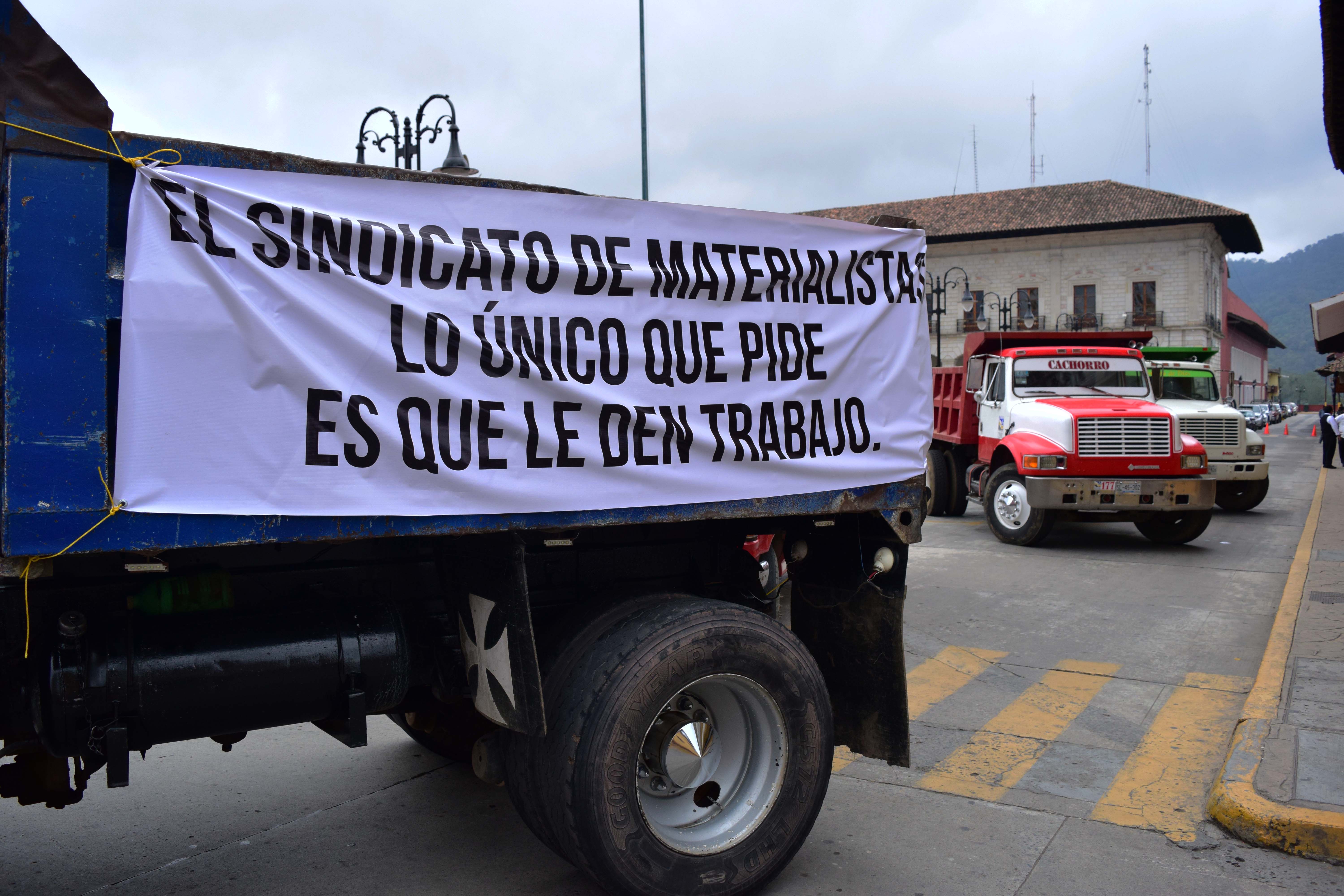 Transportistas cierran calles en Zacapoaxtla para exigir obras