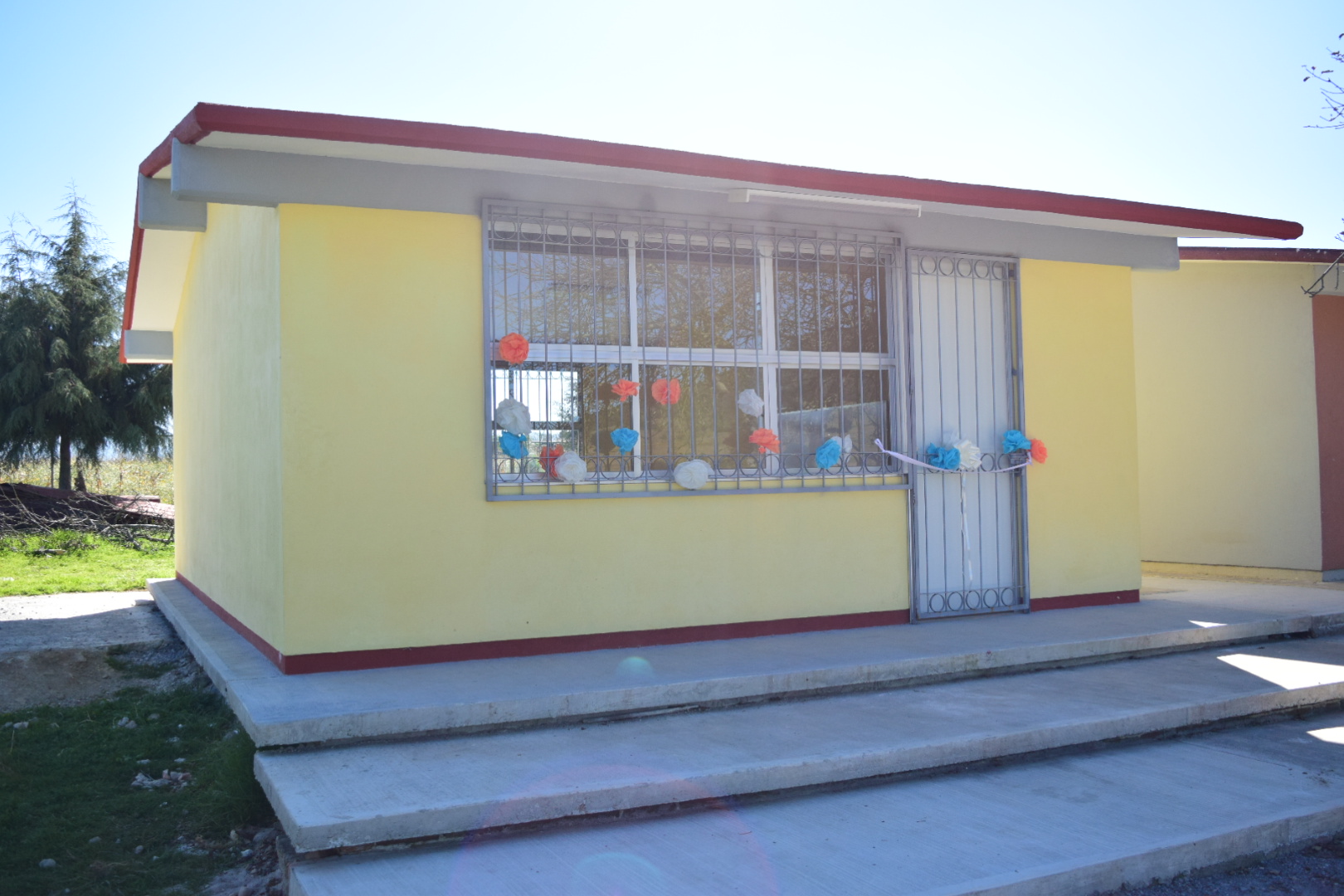 Entrega Guillermo Lobato otra aula en comunidad de Zacapoaxtla