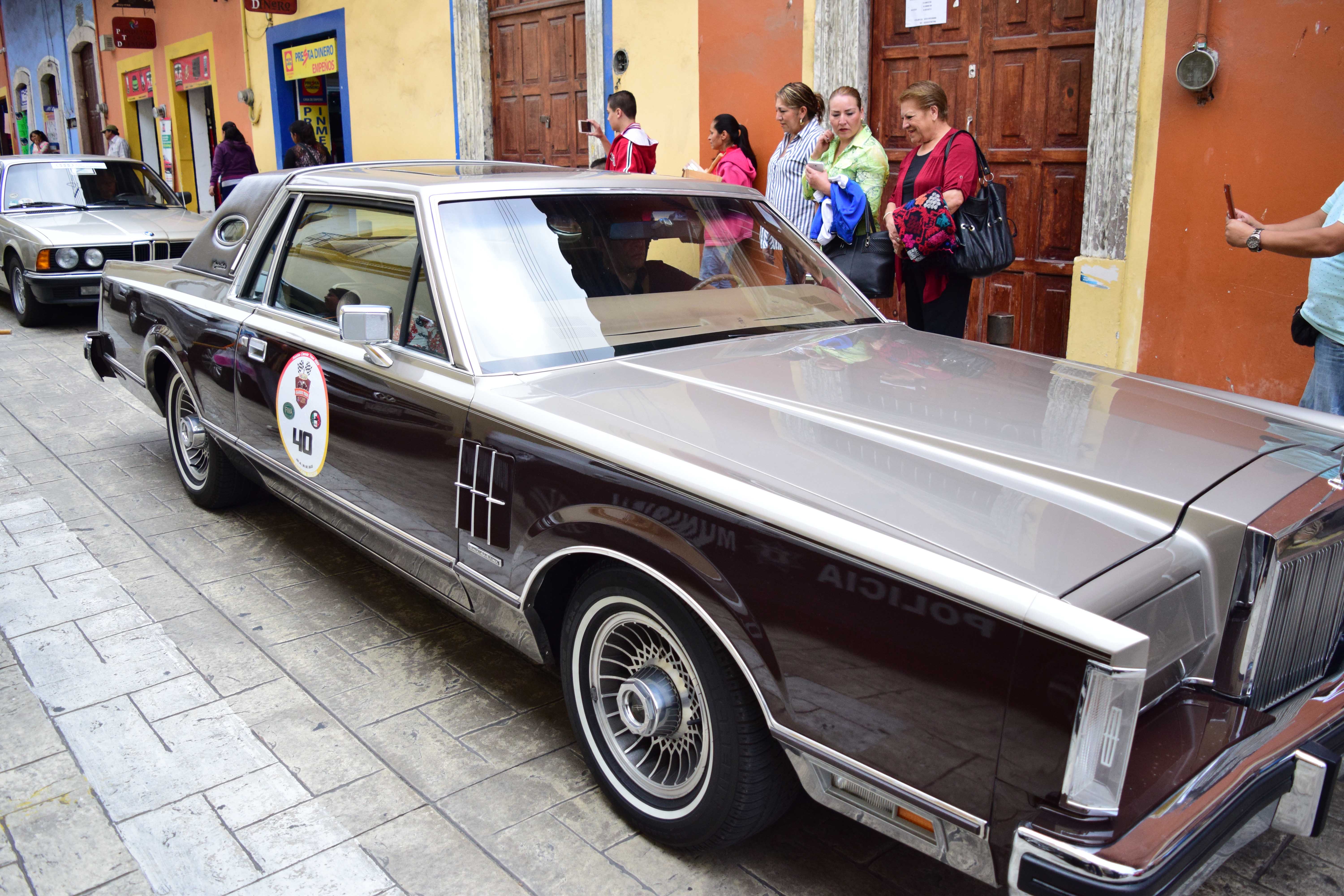 Decenas de autos antiguos son exhibidos en Tlatlauquitepec