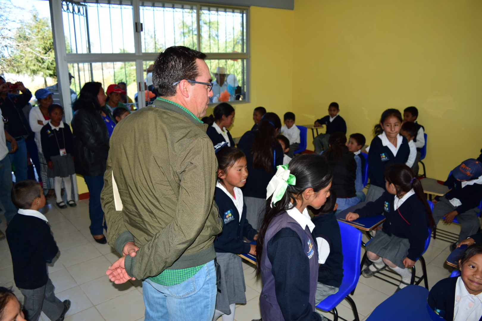 Entrega Guillermo Lobato otra aula en comunidad de Zacapoaxtla