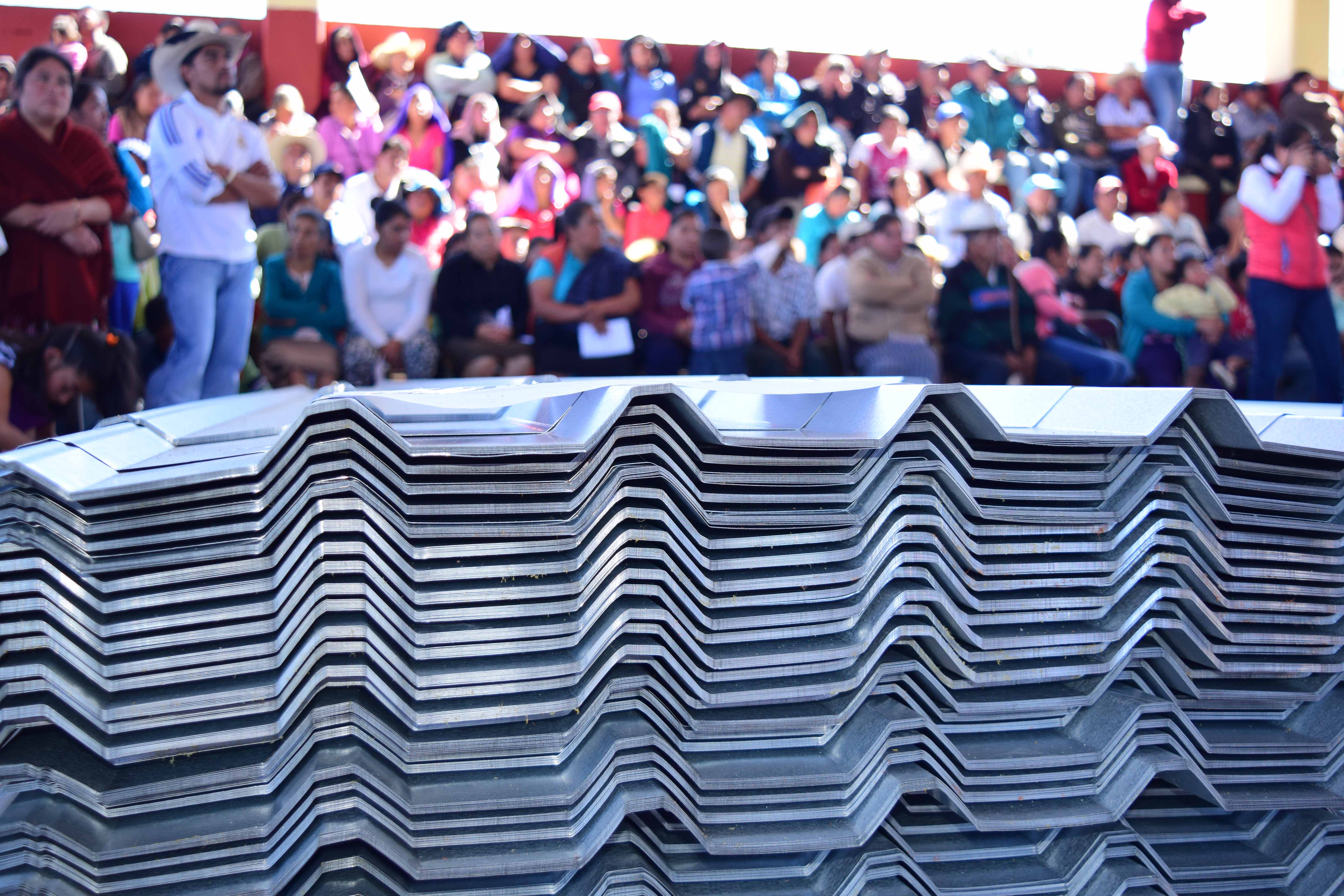 Guillermo Lobato entrega láminas a 900 familias de Zacapoaxtla