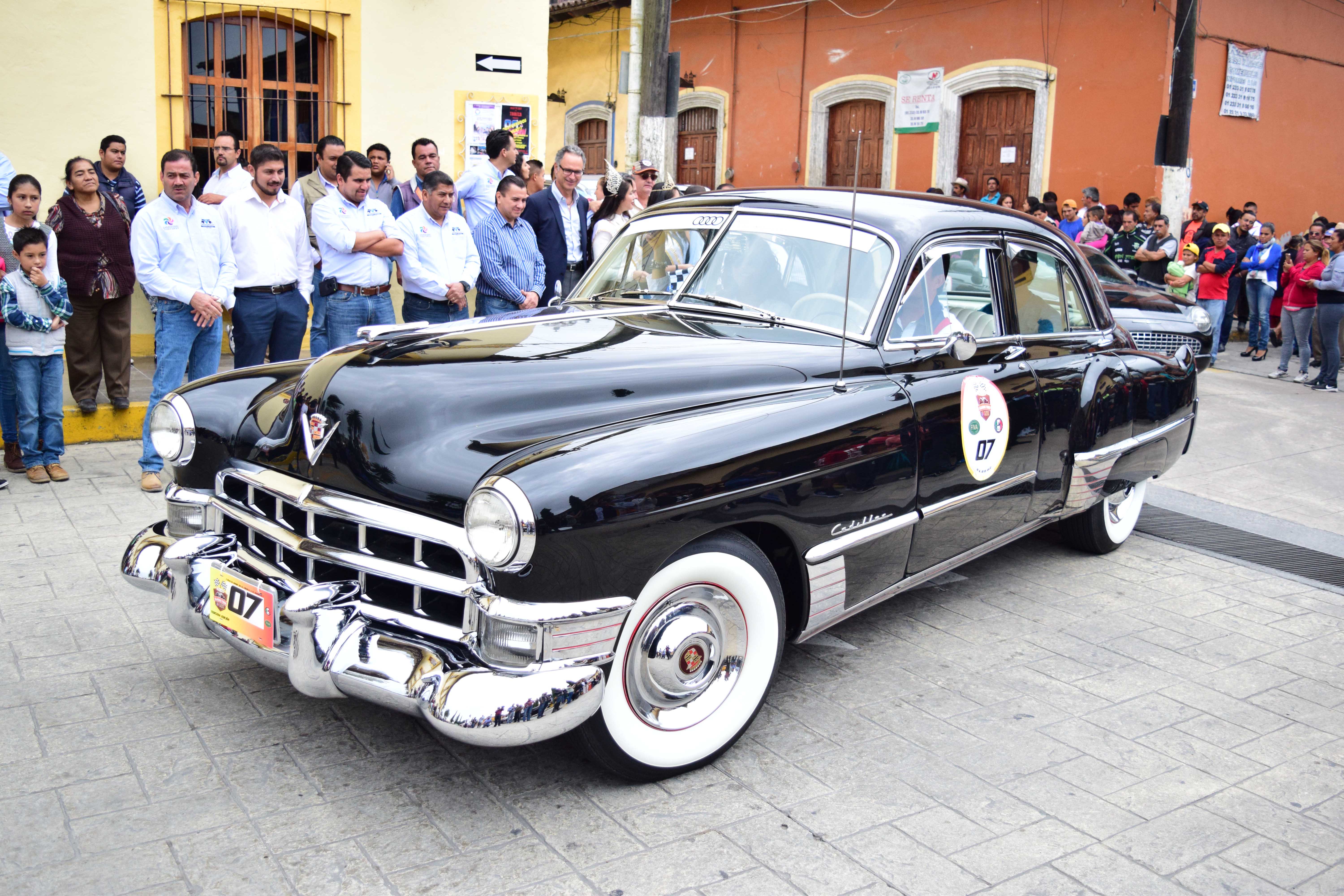 Decenas de autos antiguos son exhibidos en Tlatlauquitepec